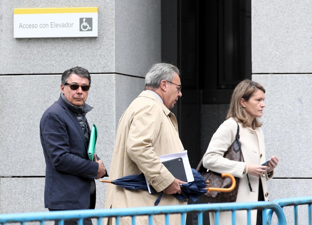 El expresidente madrileño Ignacio González y su abogado Esteban Maestre salen de la Audiencia Nacional tras testificar