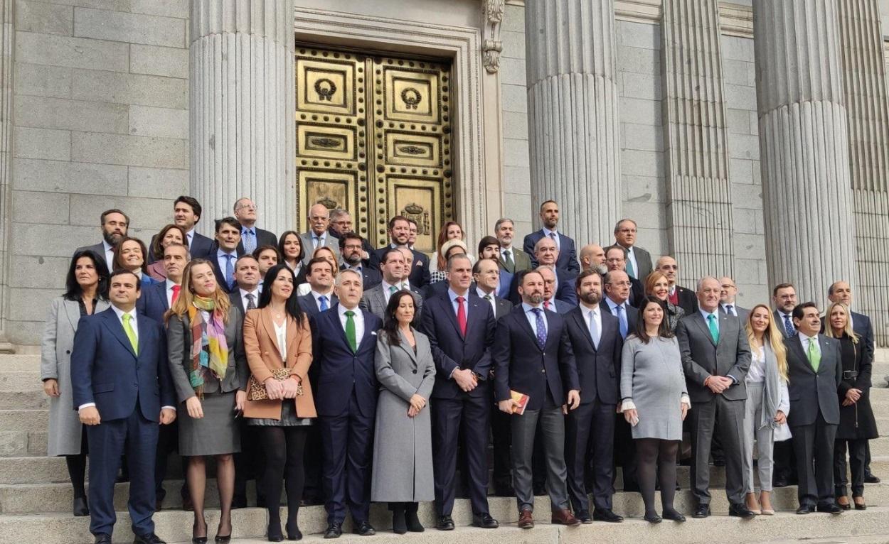 Santiago Abascal se hace la foto de familia con los diputados de Vox