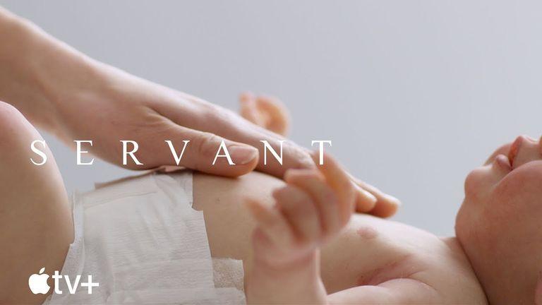 Tráiler de la última película de Apple TV, 'Servant', dirigida por M. Night Shyamalan. Apple