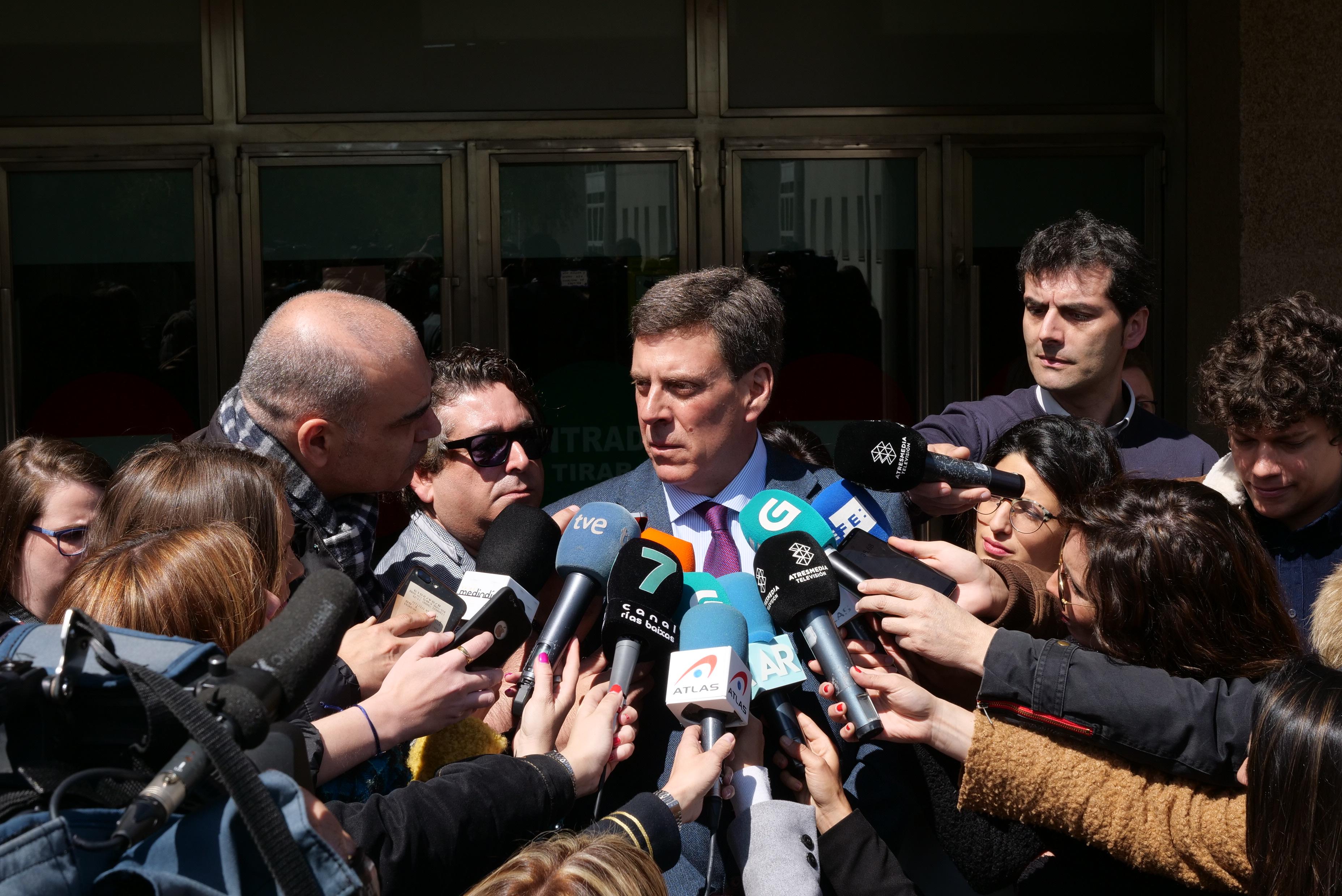 El padre de Diana Quer, Juan Carlos Quer ofrece declaraciones a los medios de comunicación a la salida de la Audiencia Provincial de A Coruña donde se celebra el juicio. EP