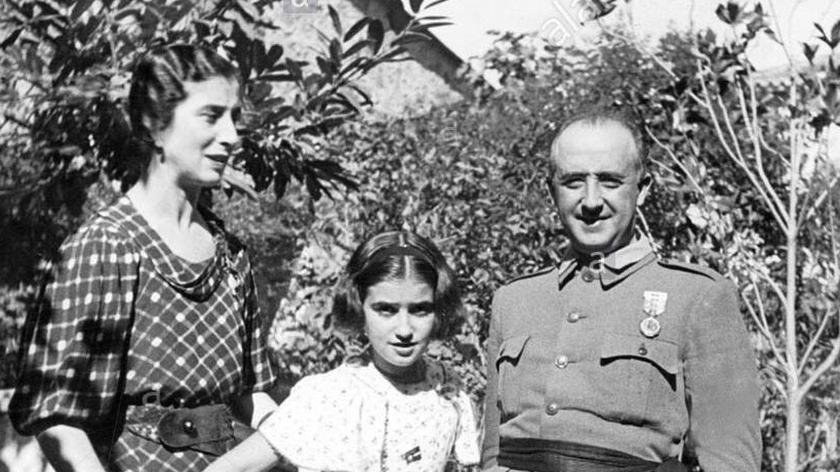 Francisco Franco, Carmen Polo y su hija Carmen Franco. Twitter
