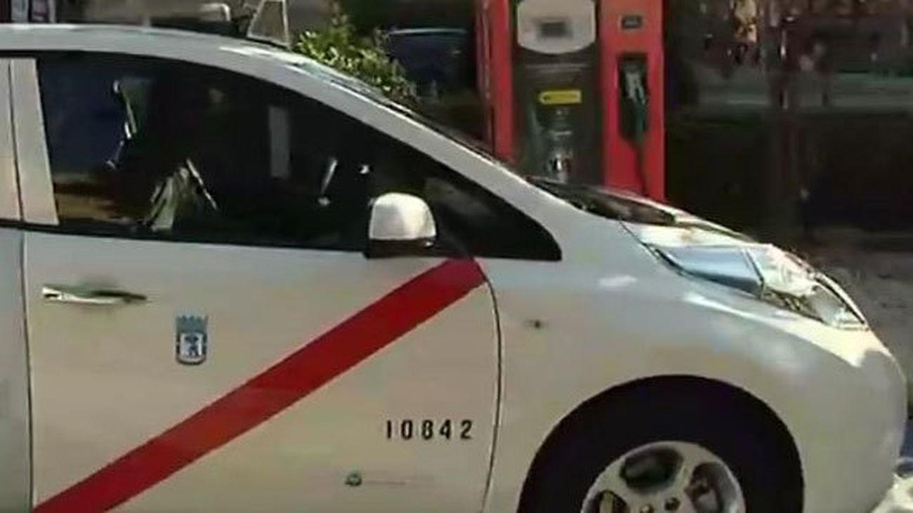 Un taxi en una gasolinera. Fuente: Telemadrid archivo