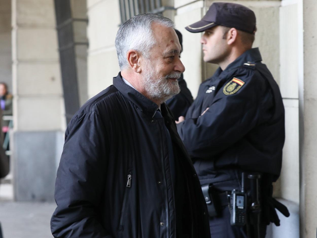 El expresidente de la Junta de Andalucía José Antonio Griñán llega a la Audiencia de Sevilla para conocer la sentencia del caso de los ERE