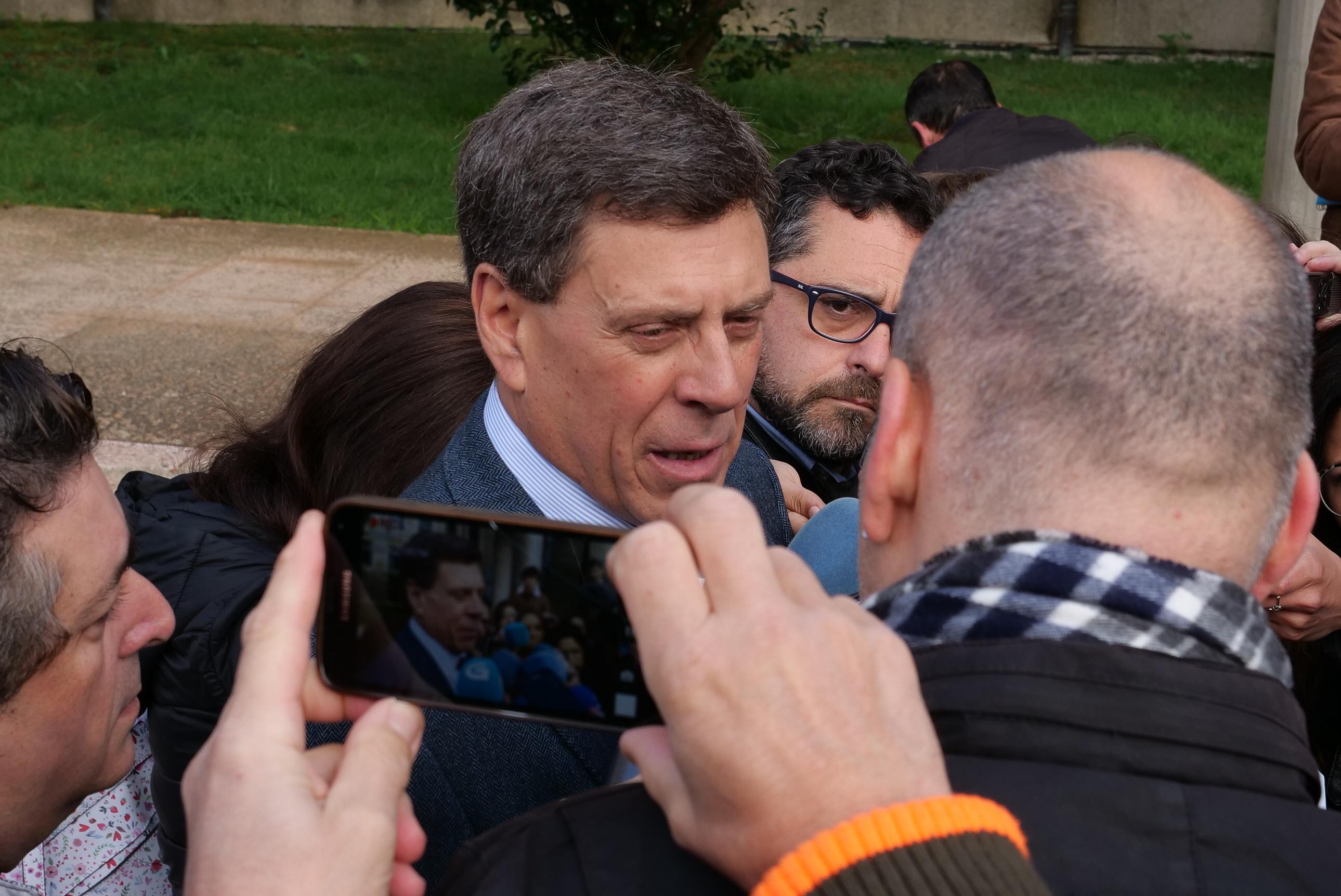 El padre de Diana Quer Juan Carlos Quer ofrece declaraciones a los medios de comunicación a la entrada de la Audiencia Provincial de A Coruña. EP