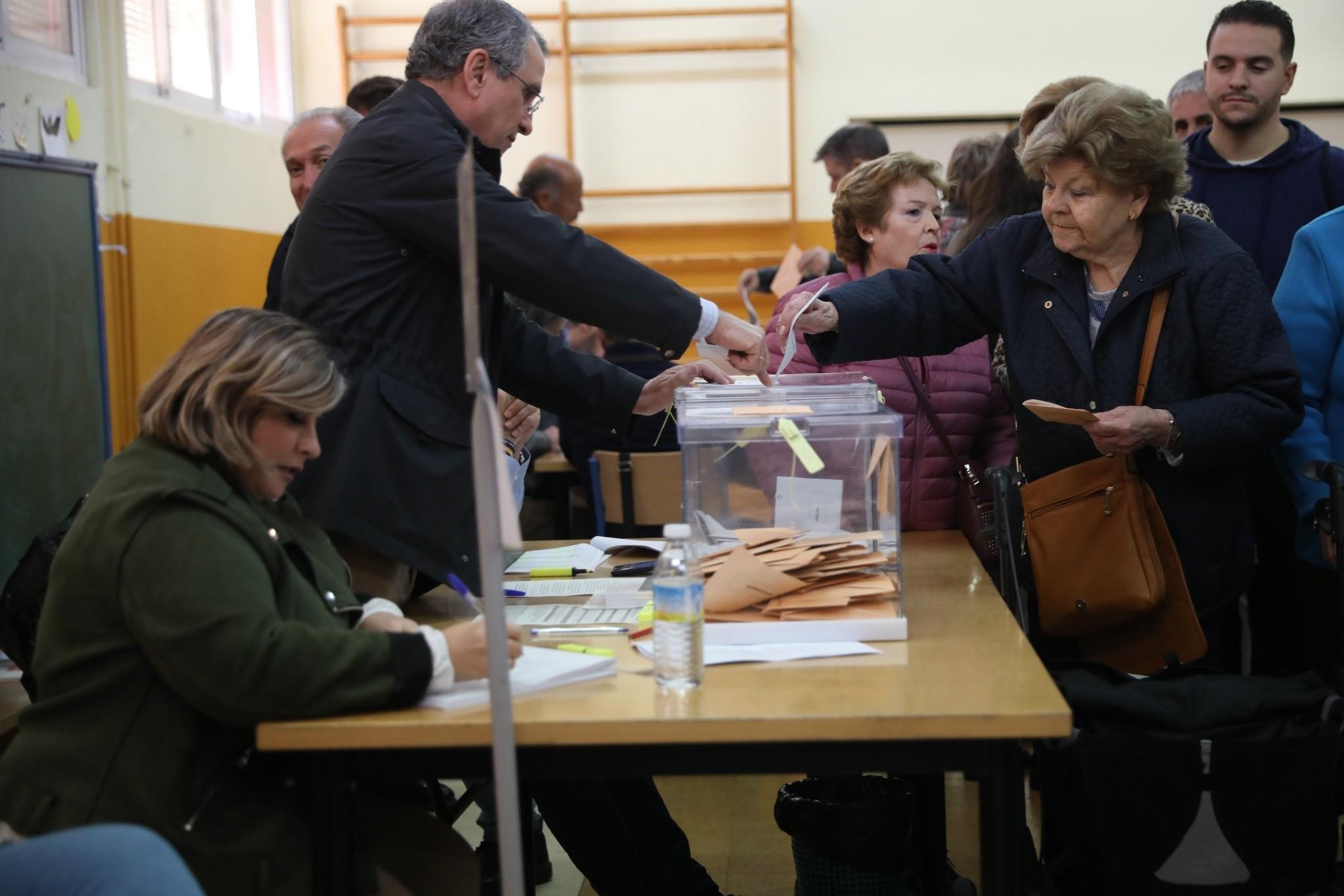 Una mujer vota en un colegio electoral de Sevilla durante la jornada electoral del 10N. EP