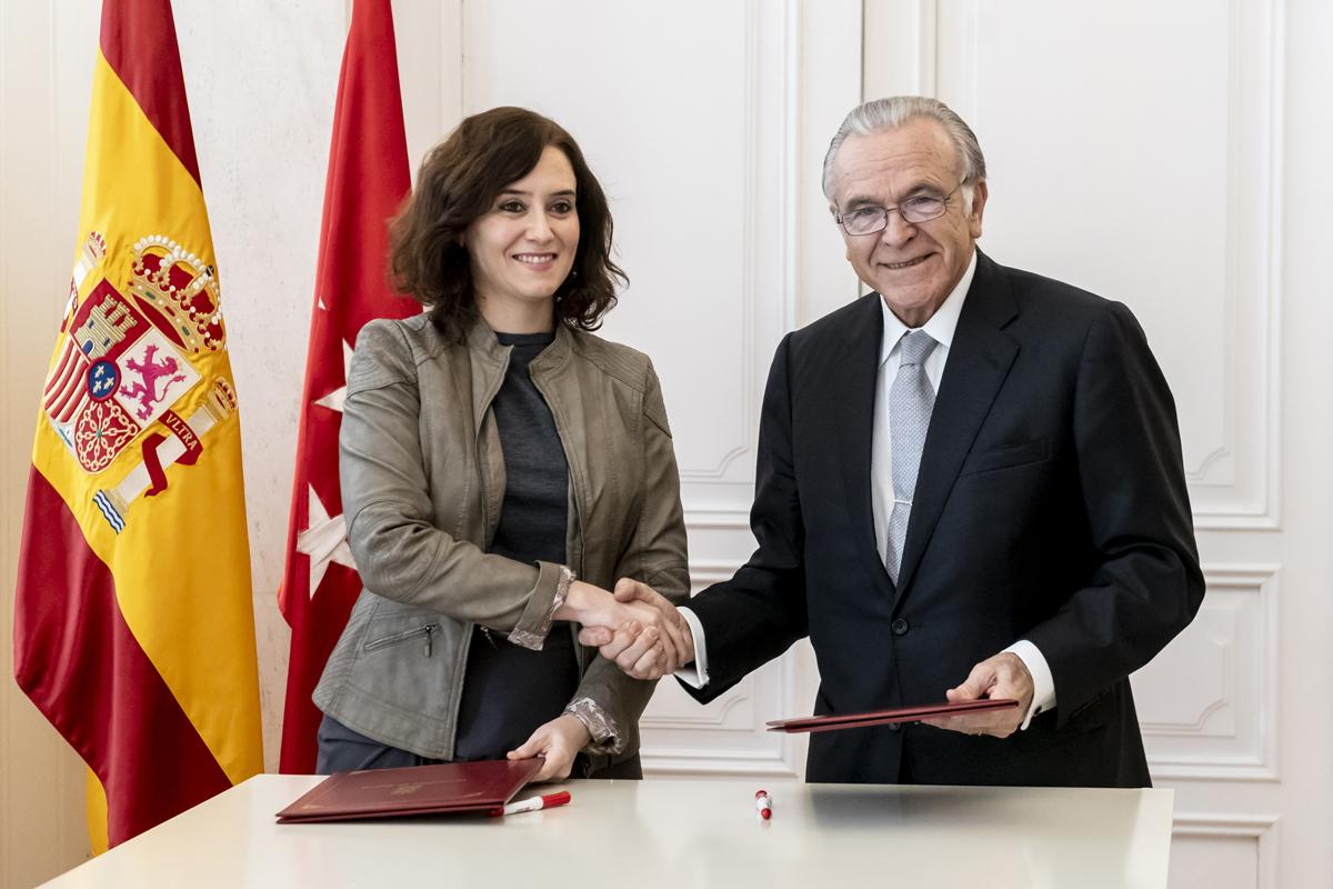 La presidenta de la Comunidad de Madrid, Isabel Díaz Ayuso, y el presidente de la Fundación Bancaria ”la Caixa”, Isidro Fainé, se saludan antes de la firma del convenio de Obra Social