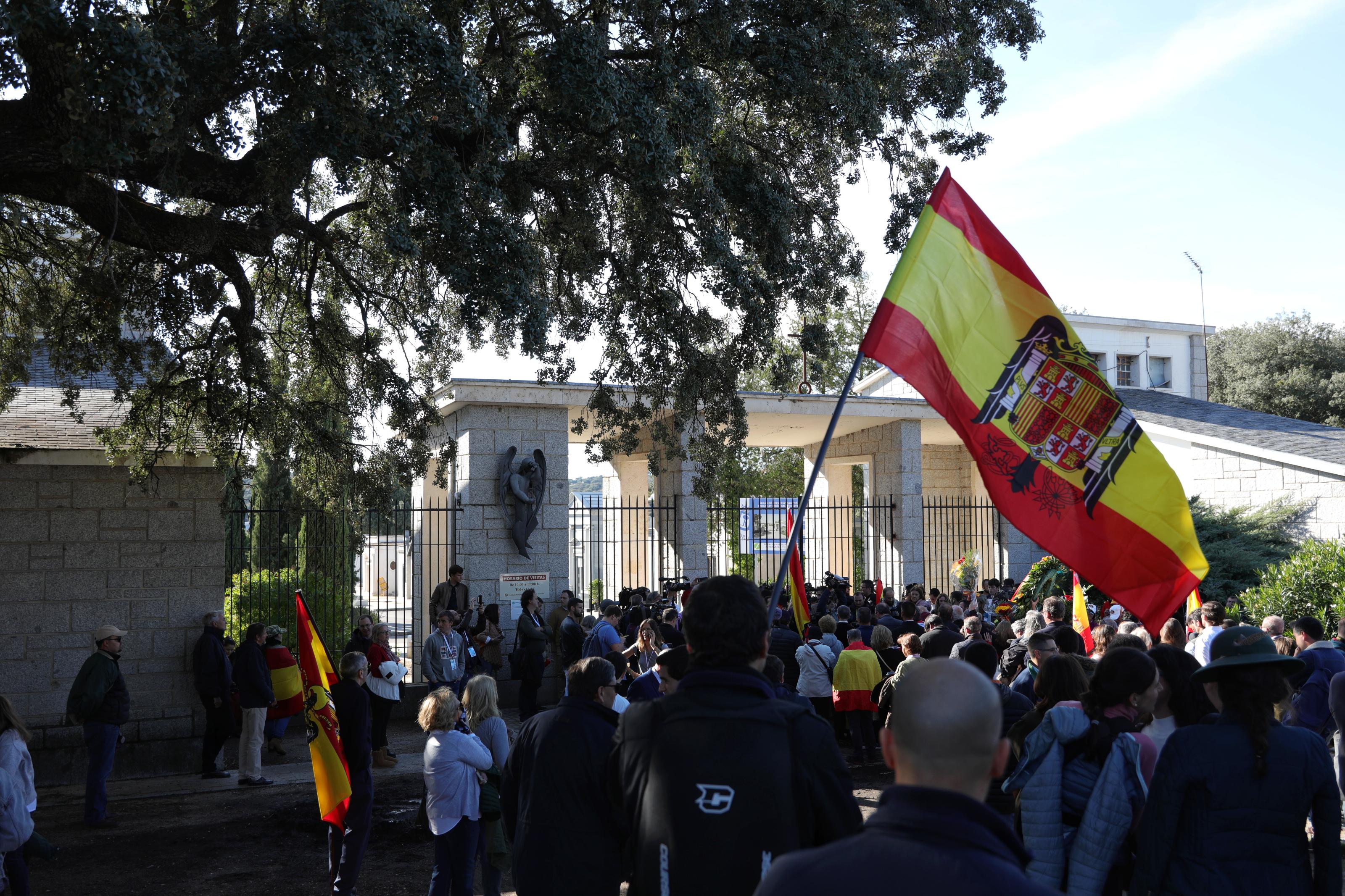 Concentración de franquistas portando banderas de España y de la dictadura en el cementerio de El Pardo Mingorrubio antes de la inhumación de Francisco Franco.