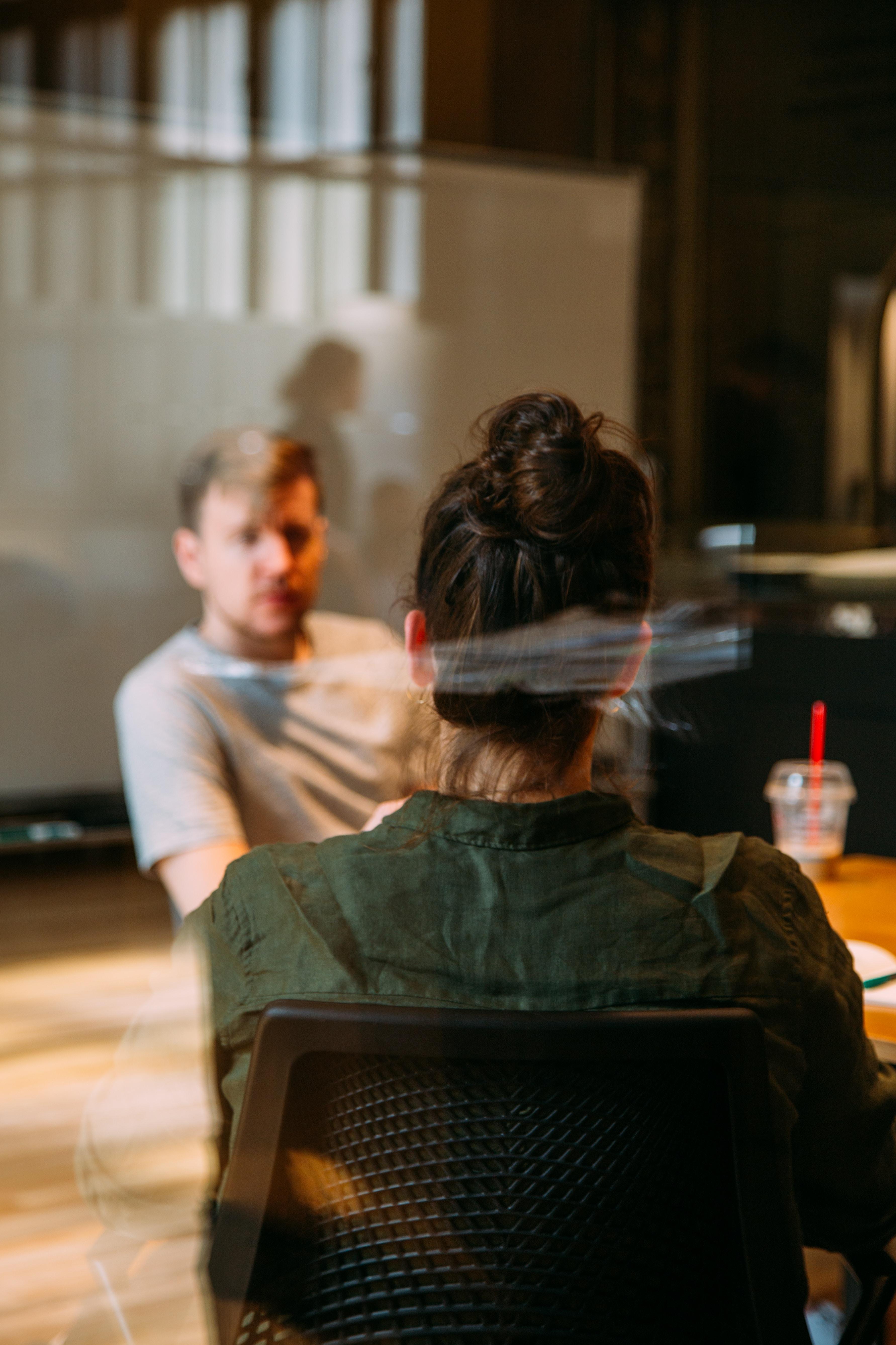 Reuniones de trabajo, a veces inútiles, pero sirven de terapia colectiva. Unsplash