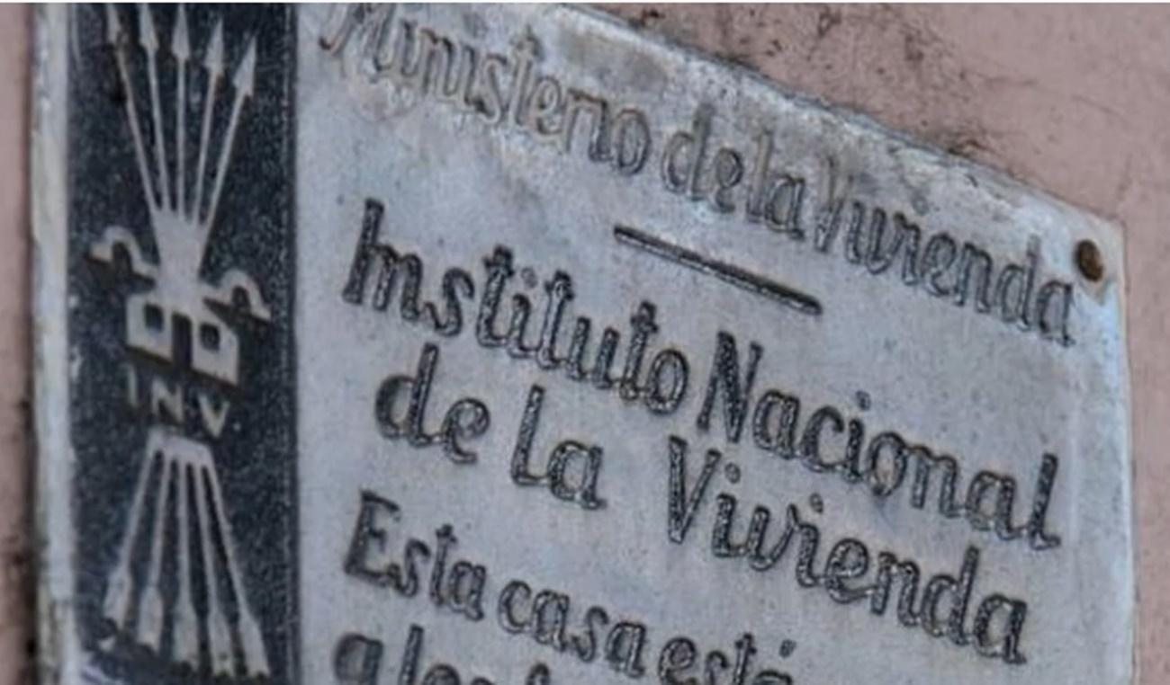 Placa con el símbolo de la Falange. 