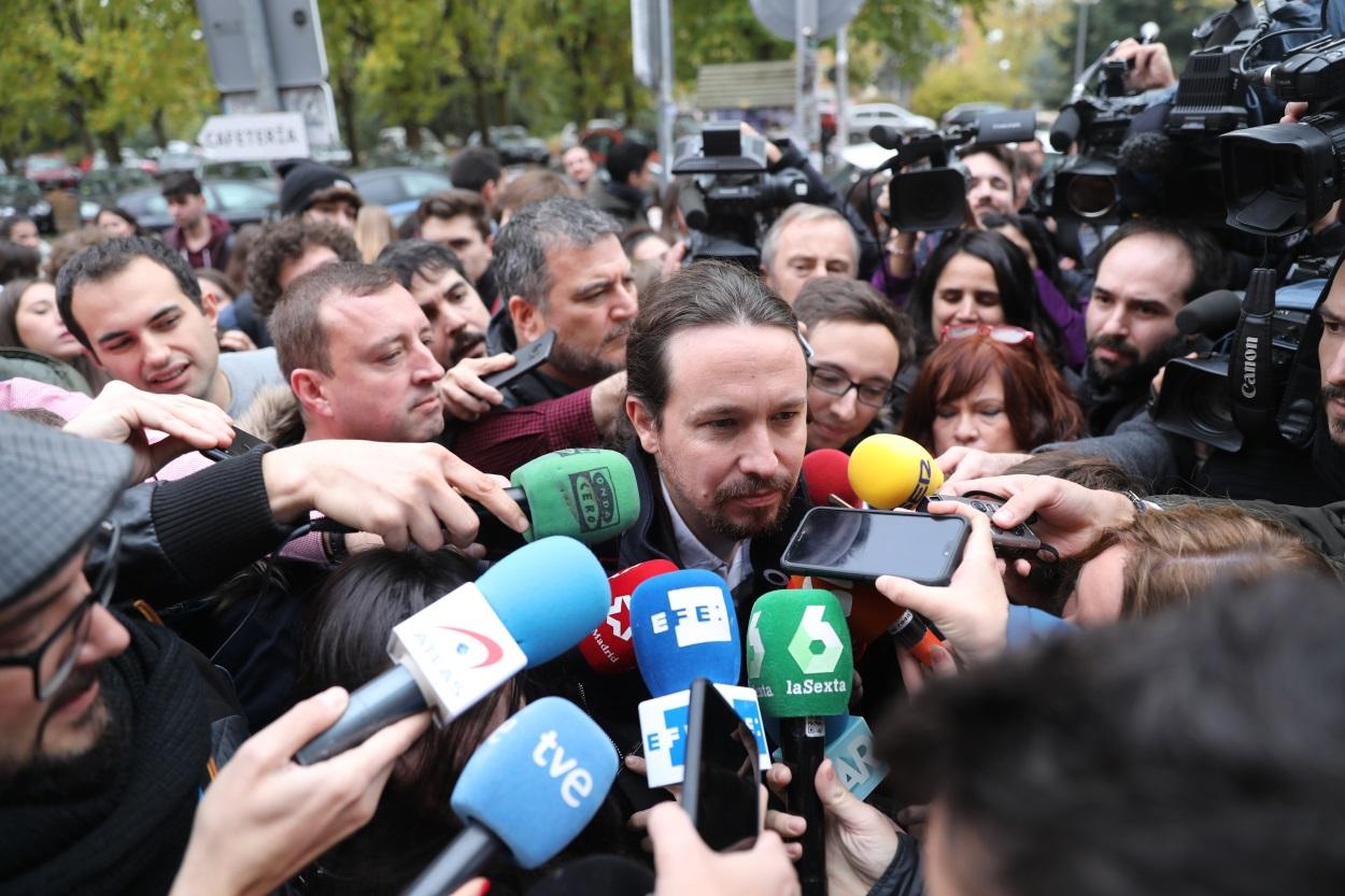 El secretario general de Unidas Podemos, Pablo Iglesias, habla con la prensa antes de la charla ‘La lucha antifascista en la Unión de Estudiantes Progresistas’