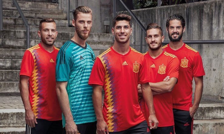 Jugadores de la Selección Española con la nueva camiseta.