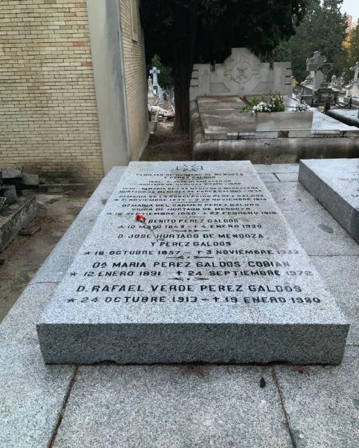 Su tumba, no muy conocida, sigue recordando a Galdós en el cementerio de la Almudena (Fotografía del autor)