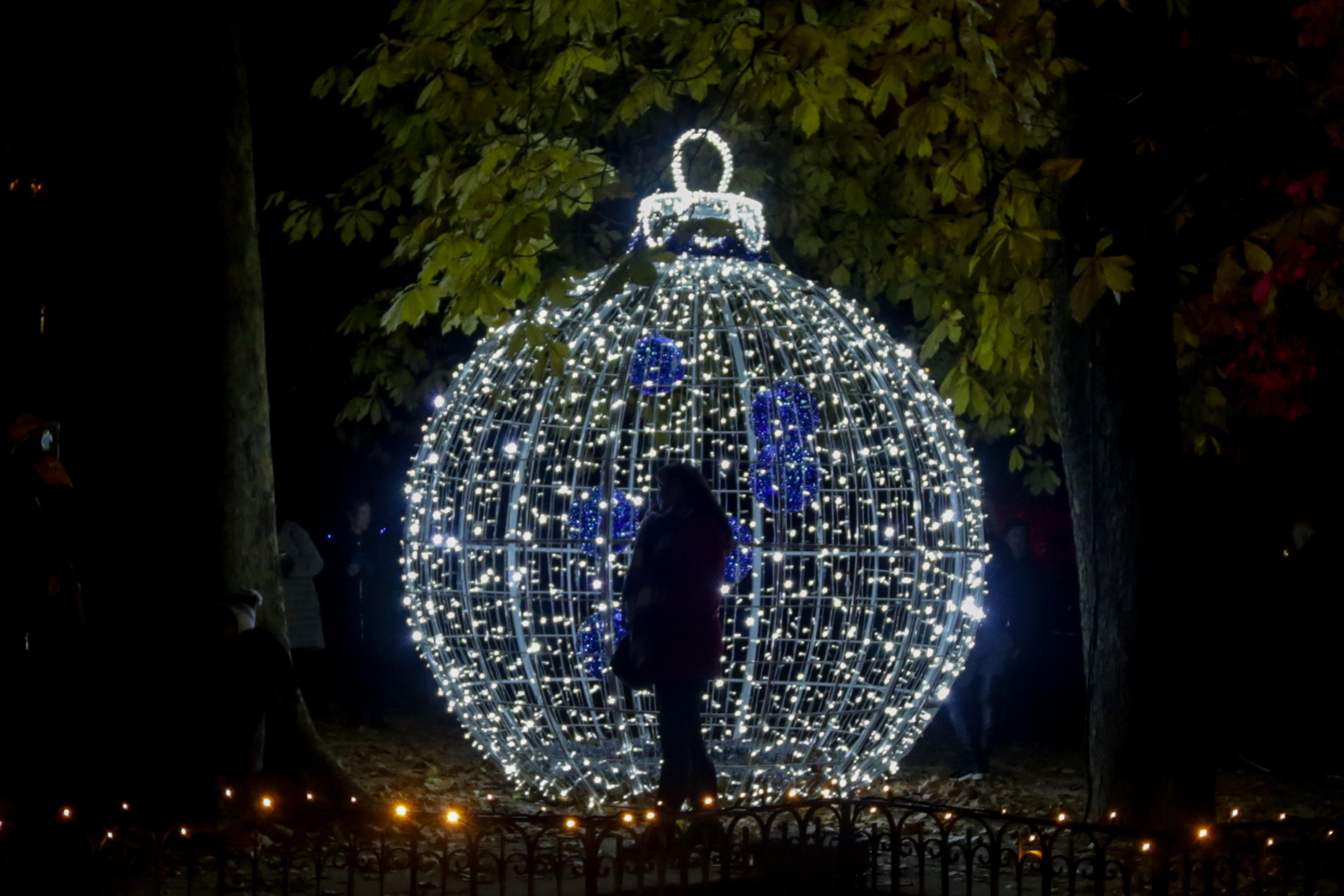 Bola de navidad gigante iluminada en el Real Jardín Botánico de Madrid