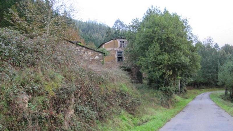 Conjunto de seis edificaciones y finca en Lugo. Fuente Aldeas Abandonadas