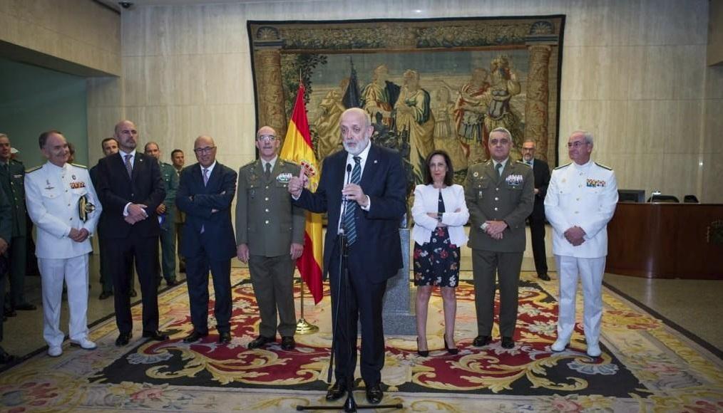 El director general de la Guardia Civil, Félix Azón, y la ministra de Defensa, Margarita Robles, en un acto. Fuente: Defensa