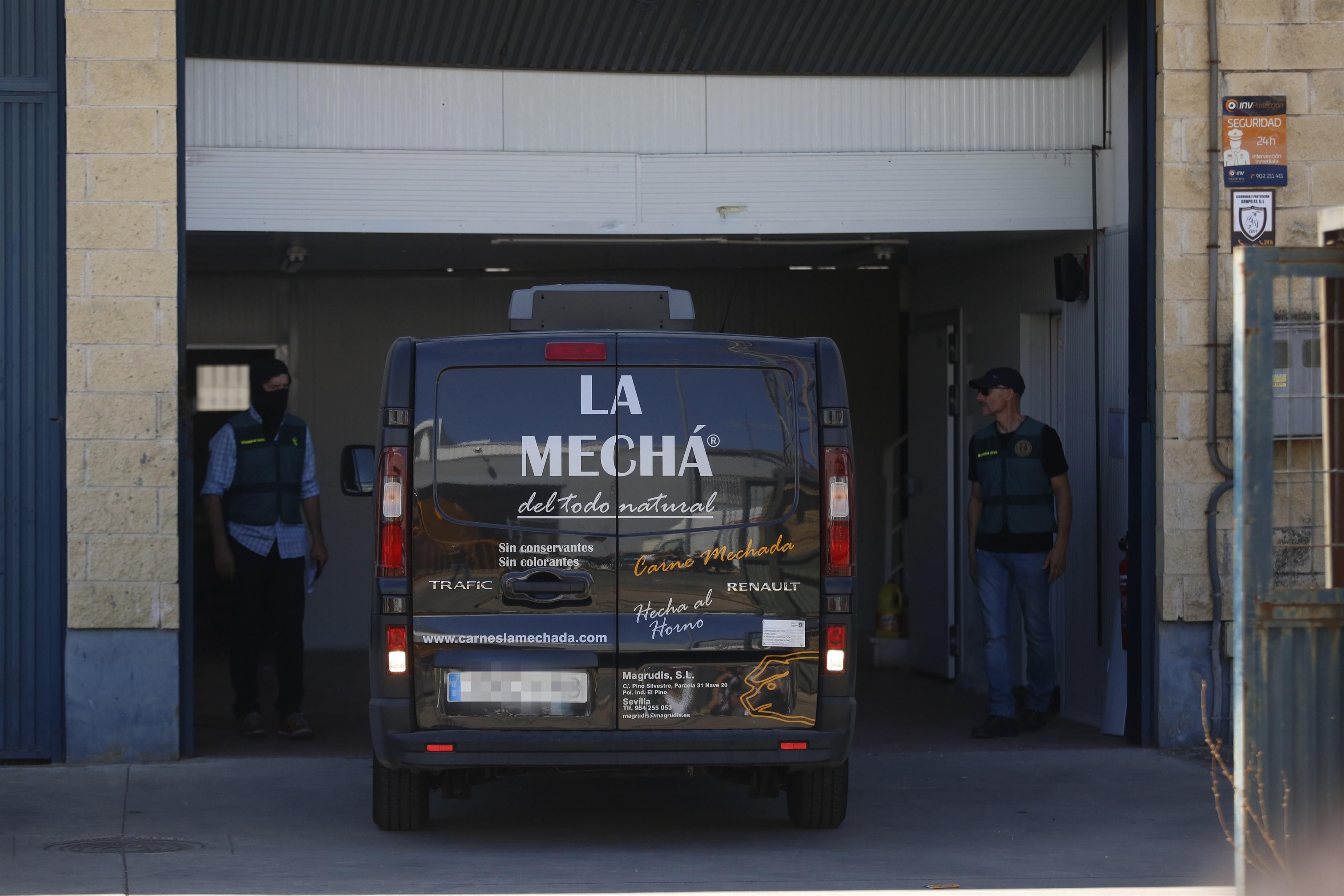 Registro de la Guardia Civil en la nave de Magrudis junto a sus propietarios