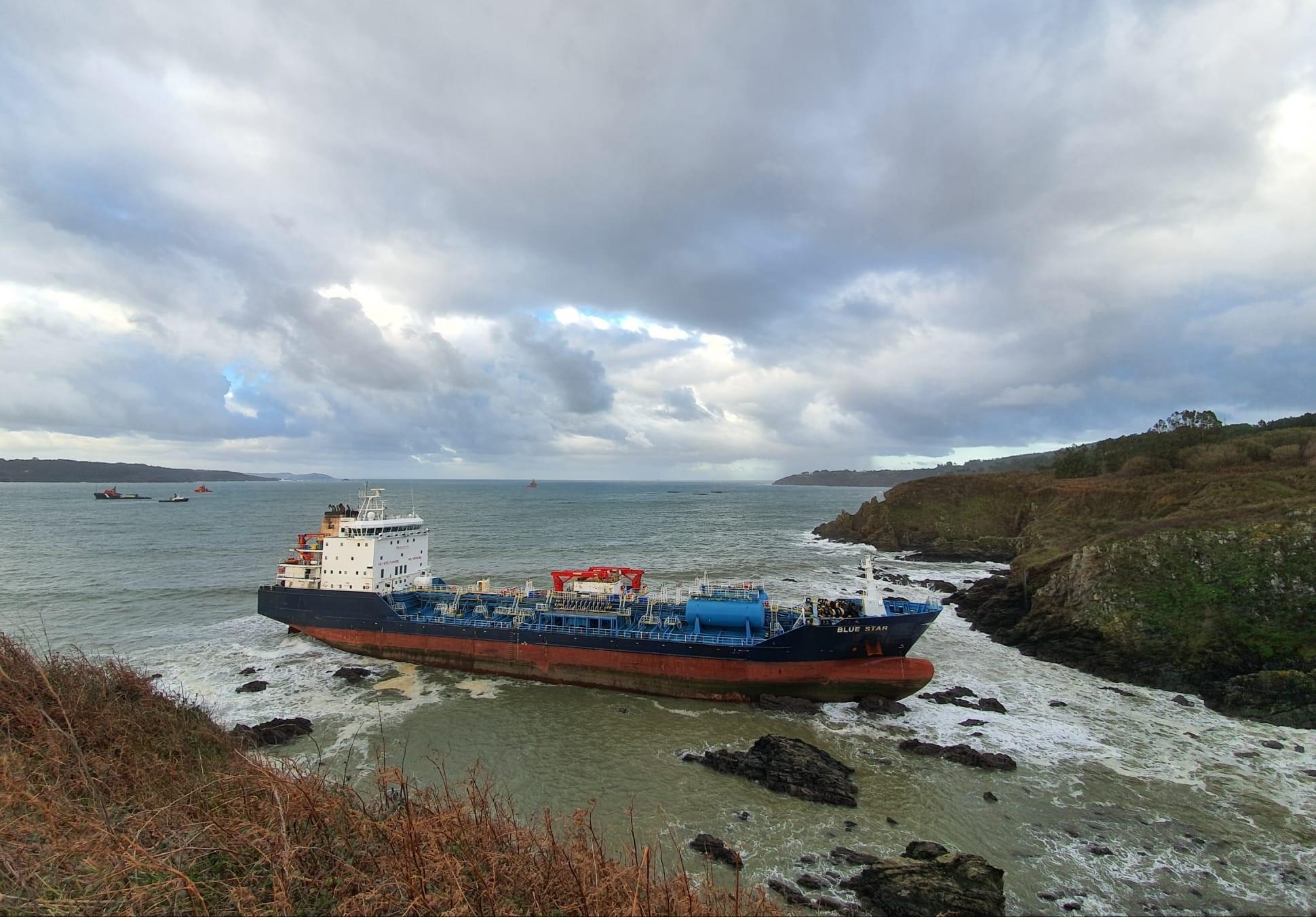 El buque 'Blue Star' encallado en la costa de Ares (A Coruña) 