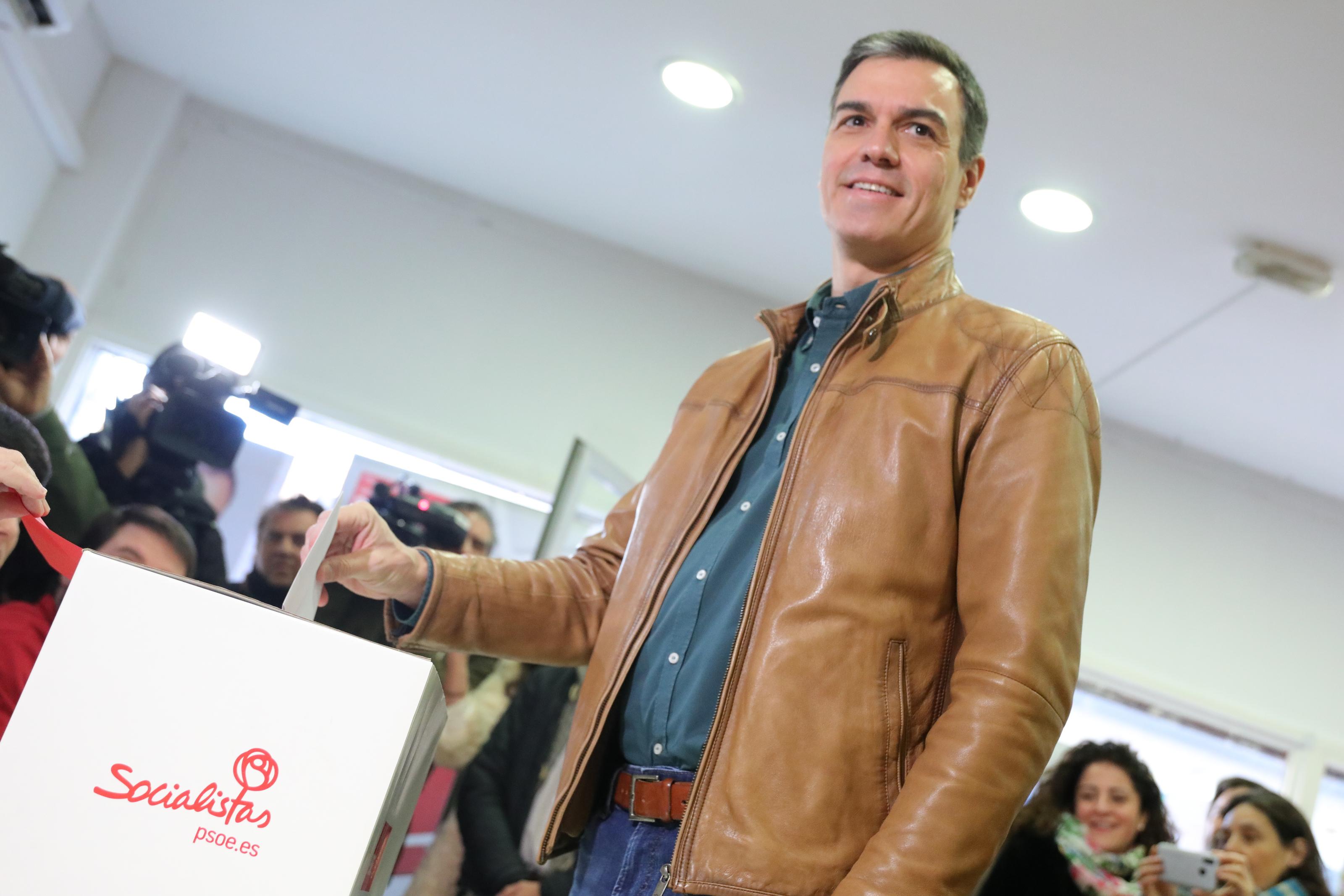 El presidente del Gobierno en funciones Pedro Sánchez vota en la consulta a la militancia del PSOE sobre el acuerdo de Gobierno de coalición con Podemos en Madrid (España) a 23 de noviembre de 2019 