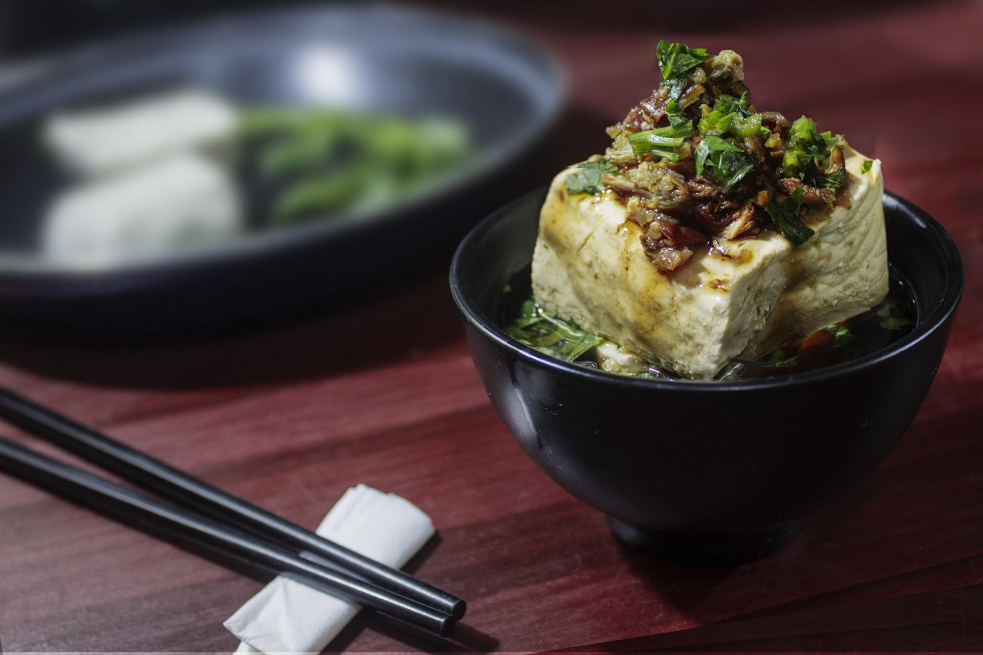 Un plato vegetariano de tofu