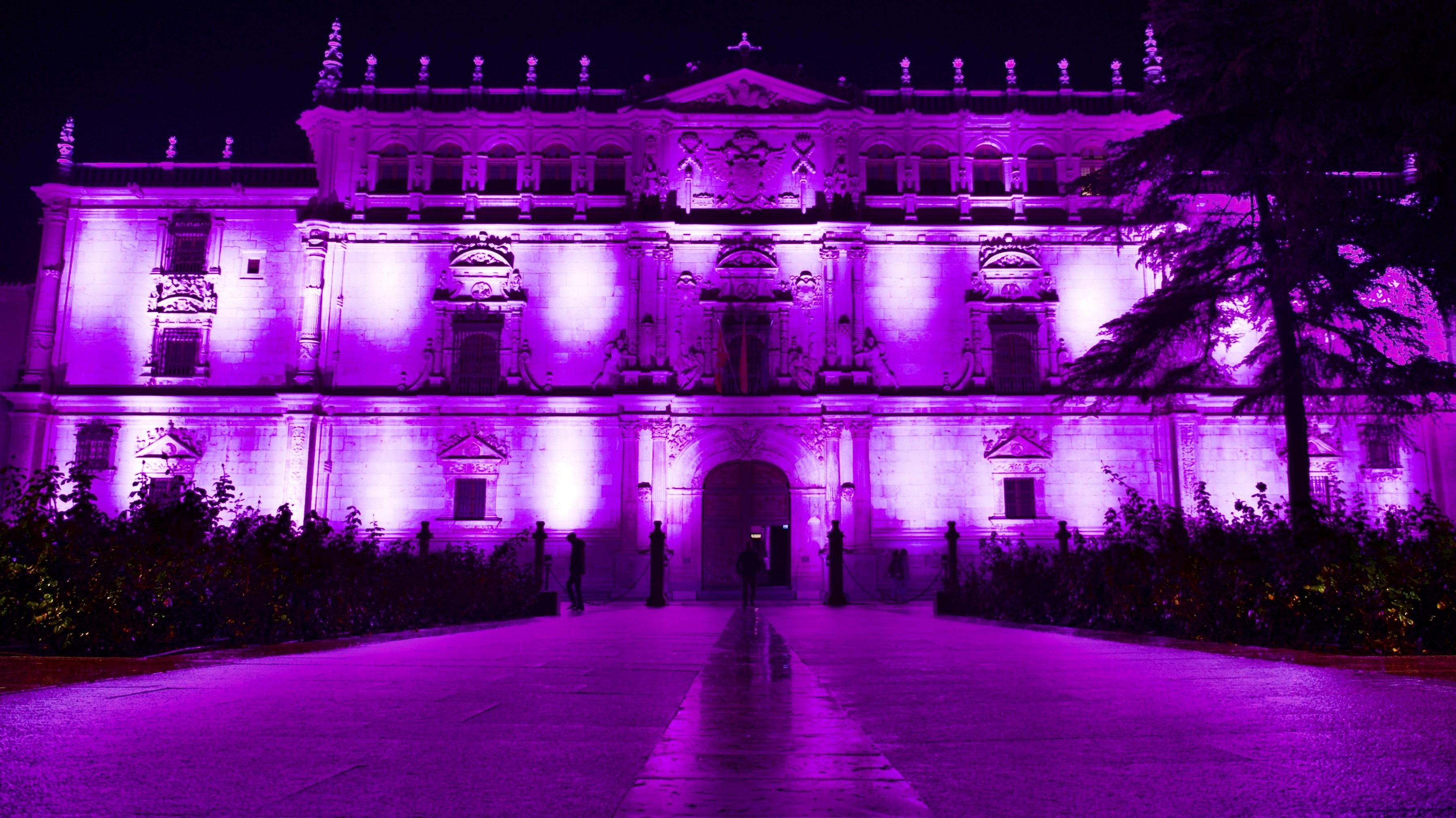 Fachada del rectorado de la Universidad de Alcalá luciendo de morado por el Día Internacional contra la Violencia de Género