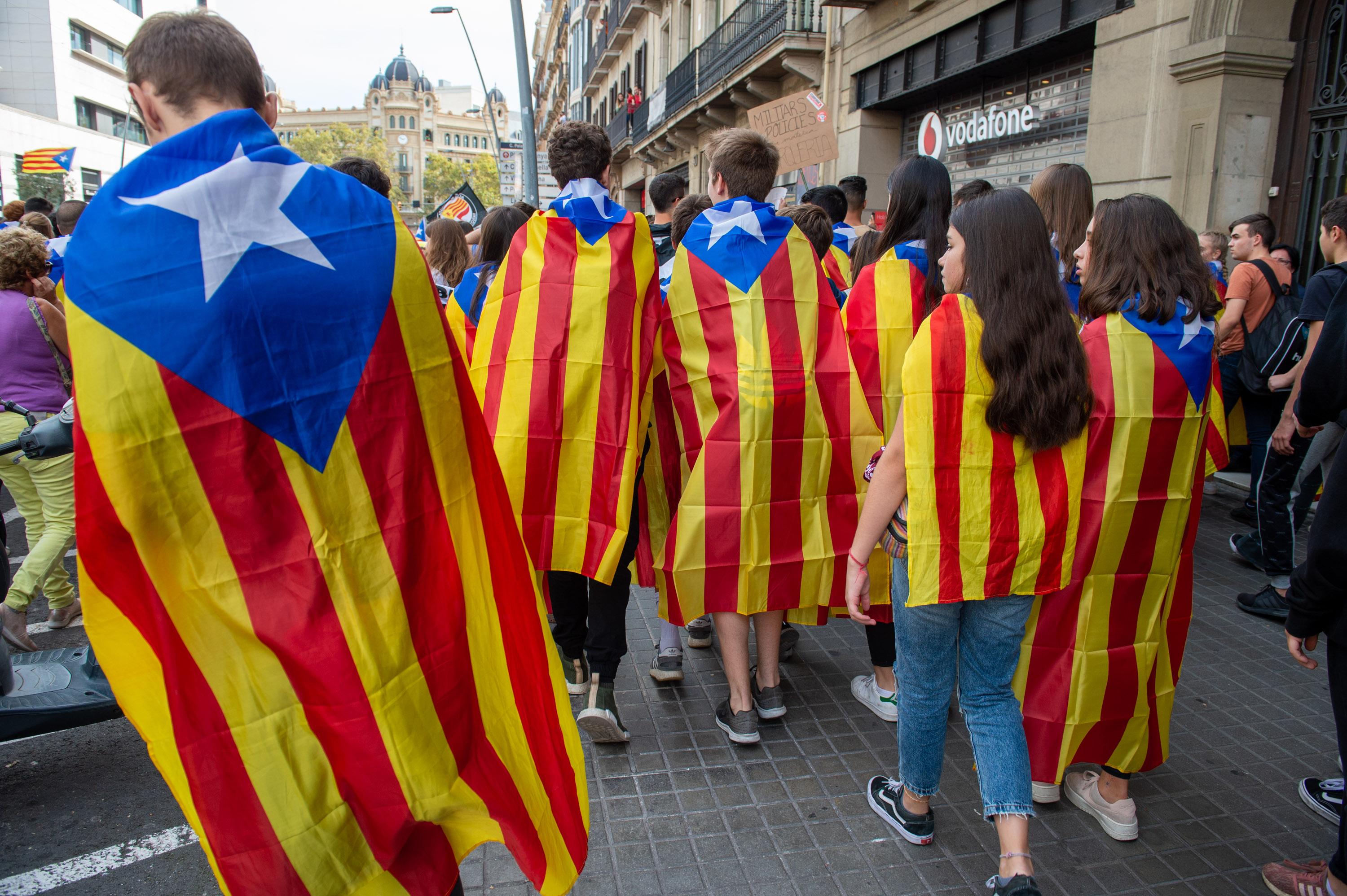 Jóvenes con banderas de la estelada durante una manifestación estudiantil.