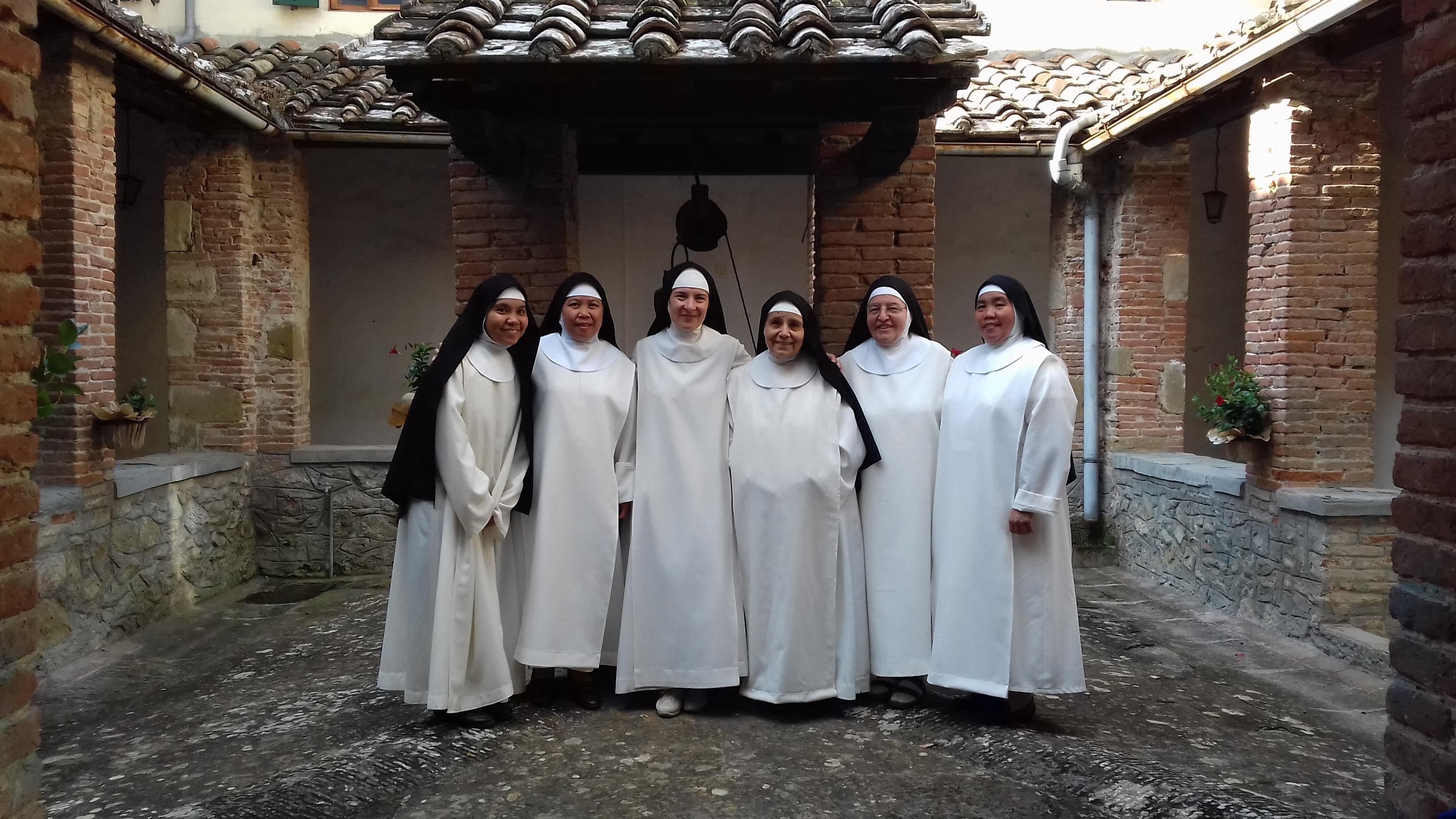 Maria Teresa Saccente, la madre superiora, tercera por la izquierda. Monasterio de los Padres Capuchinos