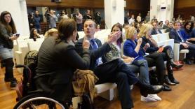 La representante de la Asociación Mujeres Marroquíes Nadia Otmani se enfrenta al portavoz de Vox en el Ayuntamiento de Madrid Javier Ortega Smith