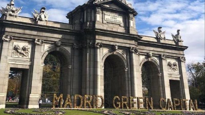 Letrero de Madrid Green Capital en la Puerta de Alcalá. Fuente: Twitter.