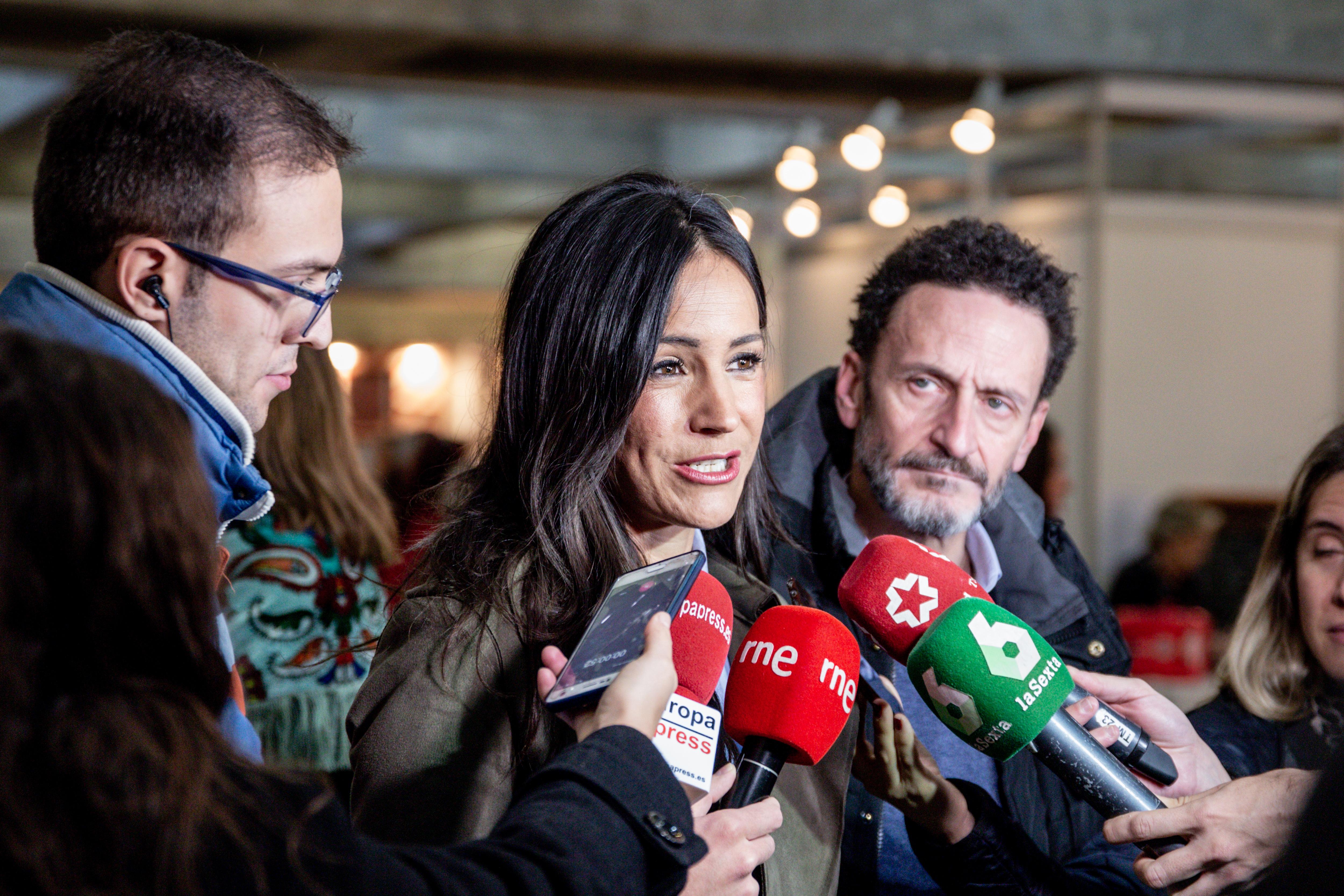 La vicealcaldesa de Madrid Begoña Villacís atiende a los medios en la inauguración del Rastrillo Nuevo Futuro