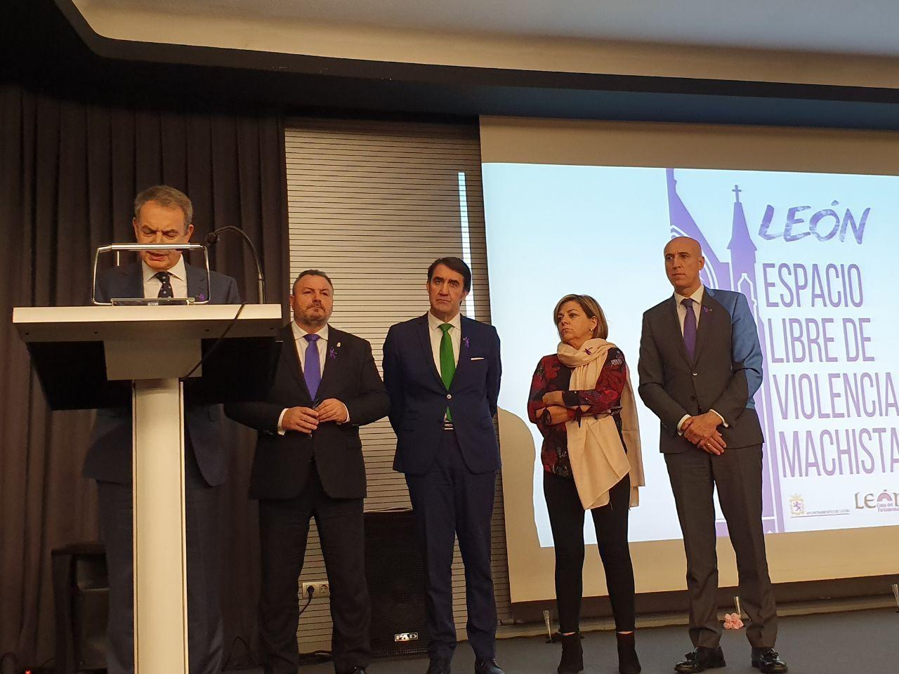 El expresidente del Gobierno José Luis Rodríguez Zapatero junto al presidente de la Diputación de León Eduardo Morán el consejero de Fomento y Medio Ambiente de la Junta de Castilla y León. Europa Press