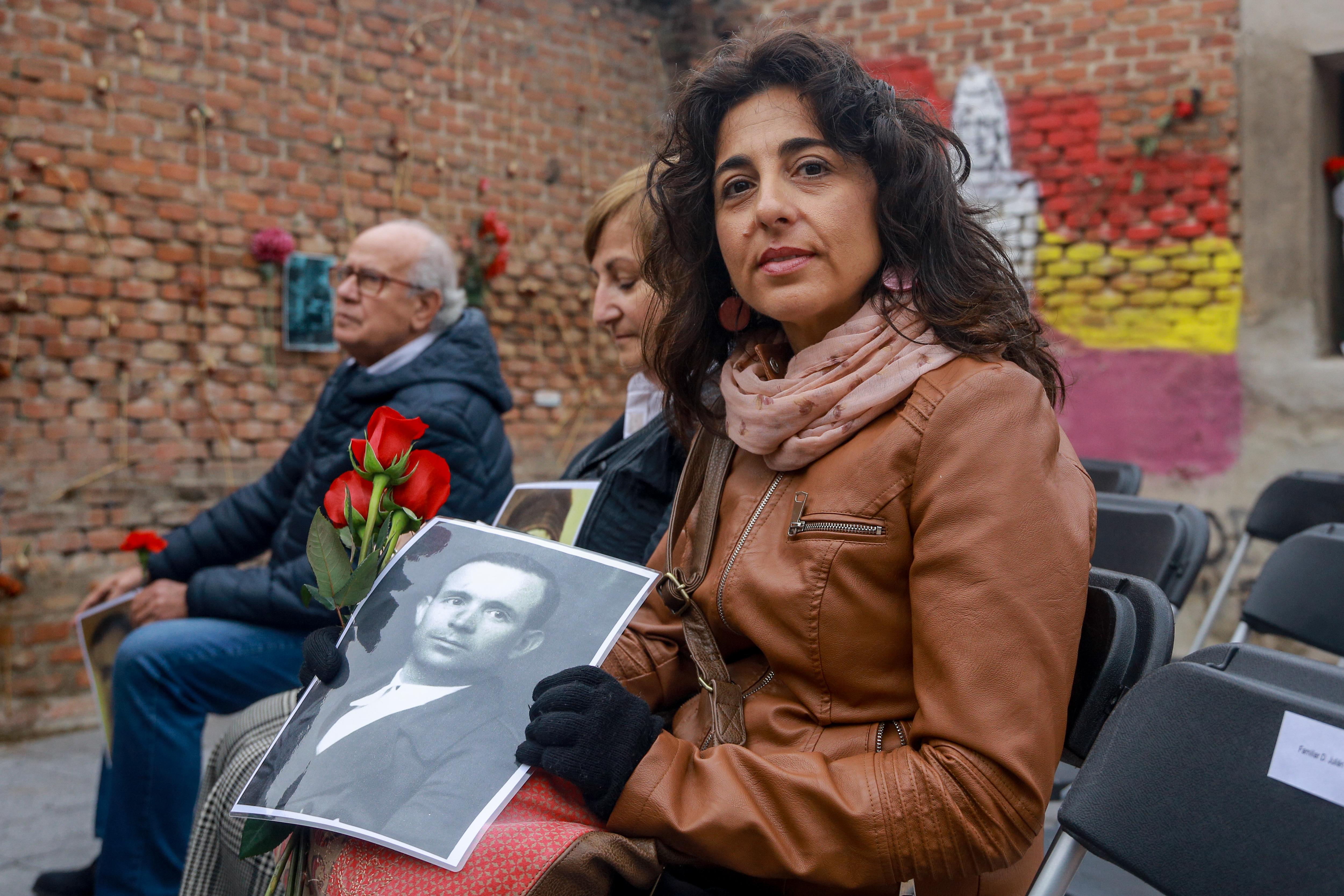 Una de las familiares de los 18 represaliados del franquismo, fusilados en el Cementerio de La Almudena, en el homenaje que se les hizo en octubre.