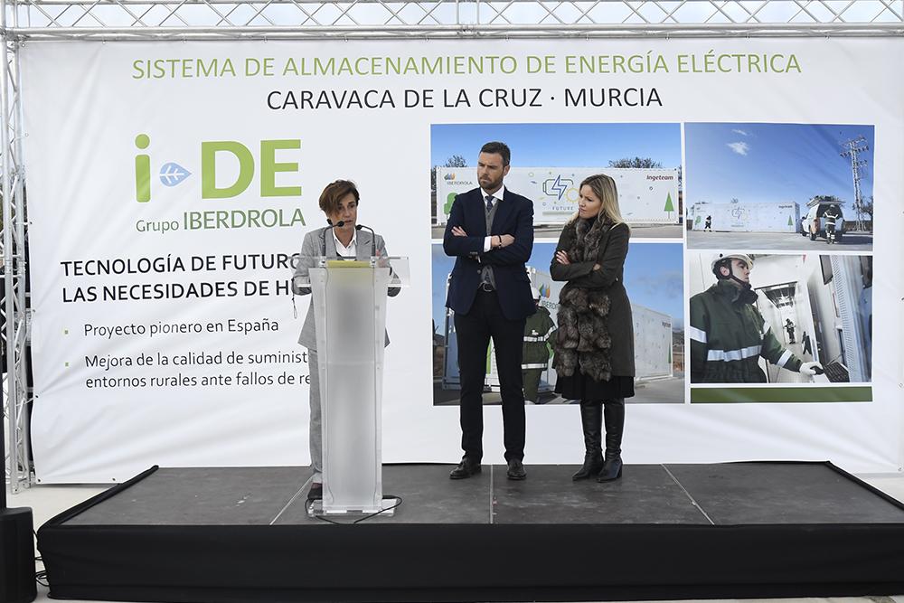 Angeles Santamaría, consejera delegada de Iberdrola España junto a José Francisco García y Ana Martínez Vidal durante la visita a la planta de Caravaca de la Cruz (Murcia)