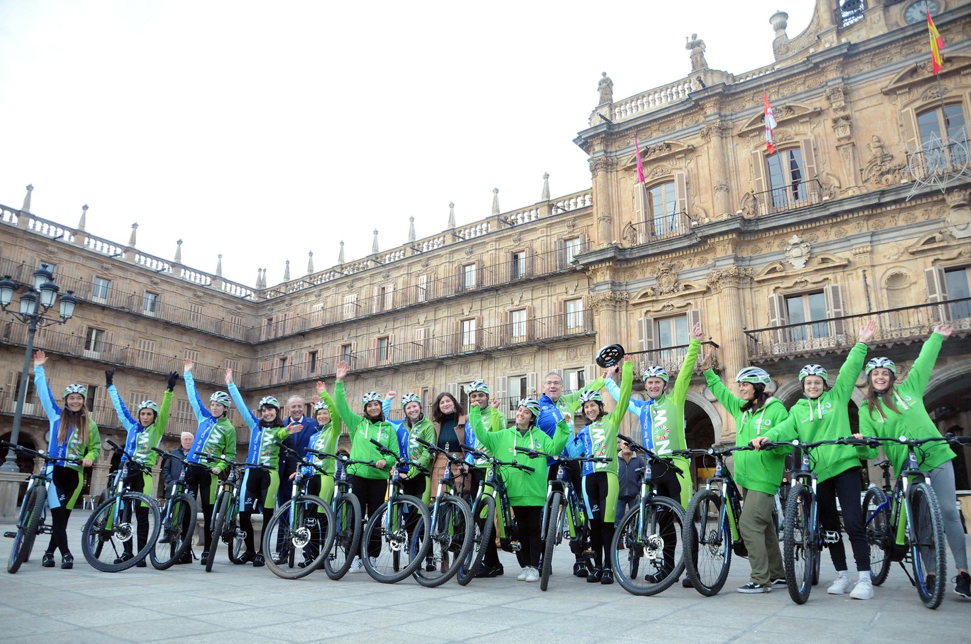 El equipo de 'Moving for Climate NOW' en la Plaza Mayor de Salamanca