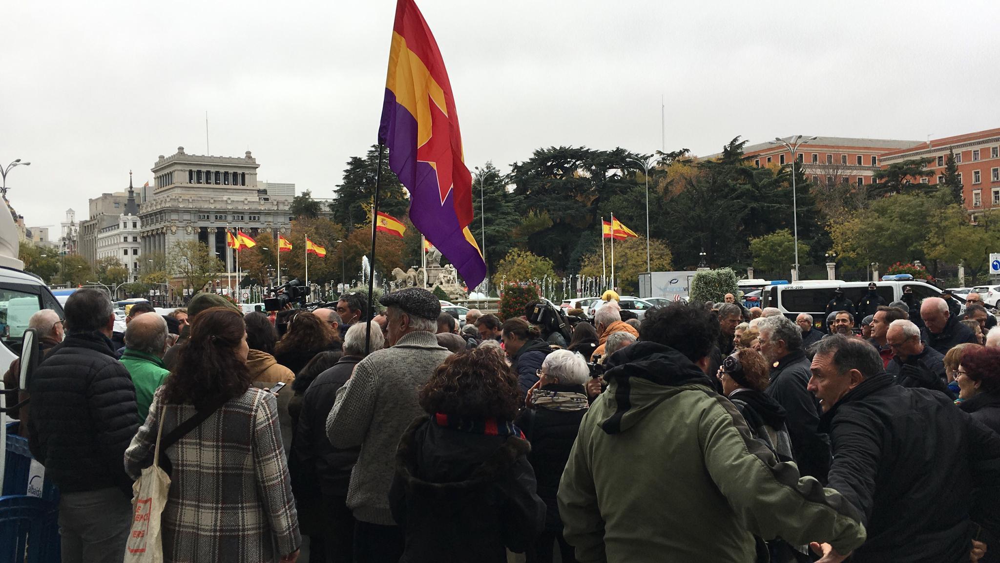 Colectivos Memorialistas se concentran a las puertas del Ayuntamiento tras la retirada de las placas de los fusilados por el Franquismo en la Almudena. Nacho Caballero