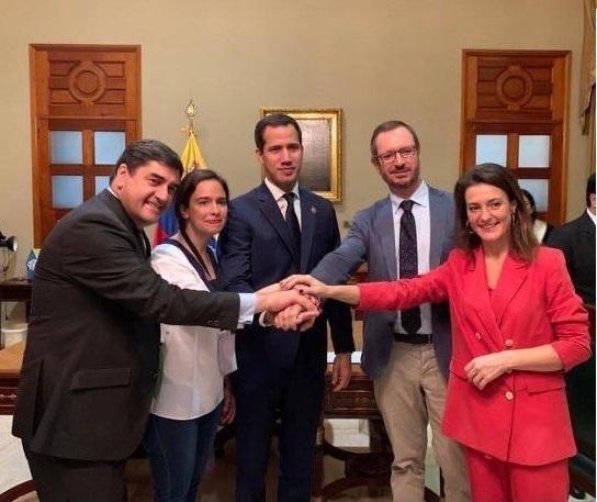 Juan Guaidó junto al portavoz del Grupo Popular en el Senado Javier Maroto y varios diputados del PP