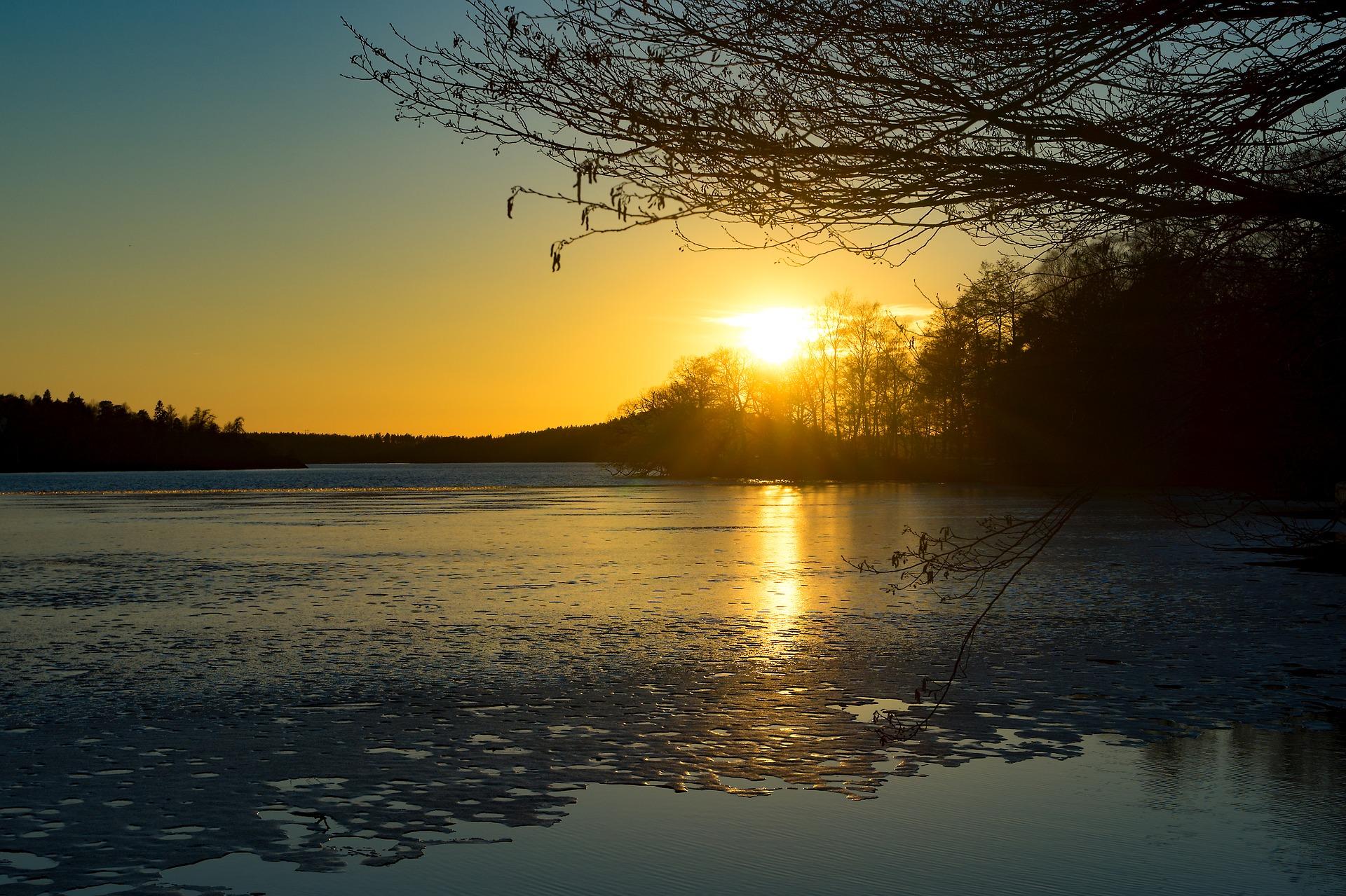 Una puesta de sol con el cielo despejado. PIXABAY