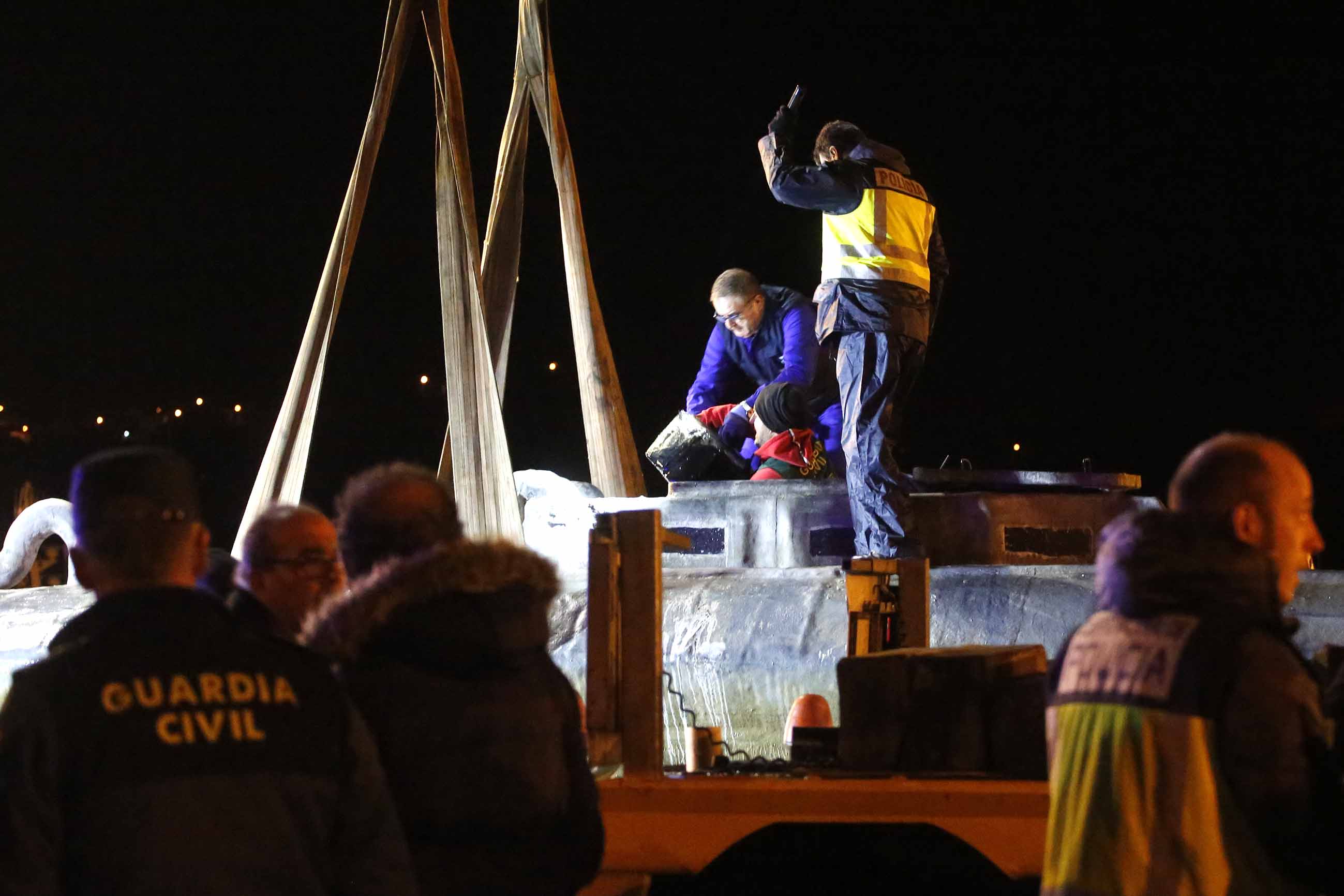 Agentes de la Policía y de la Guardia Civil manipulan la cocaína incerceptada en el narcosubmarino hundido a la entrada de la ría de Aldán en Cangas (Pontevedra). Europa Press.