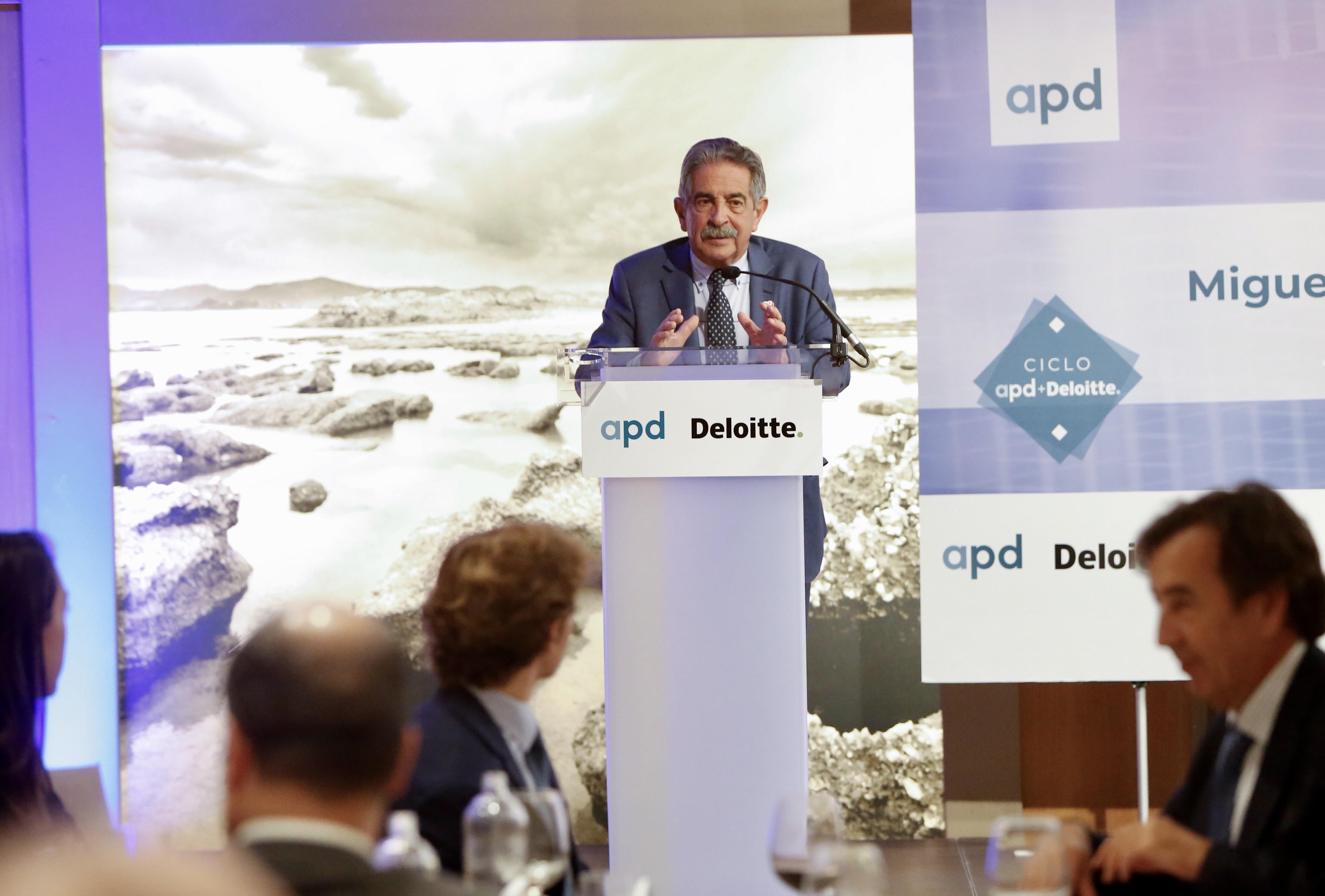 El presidente de Cantabria Miguel Ángel Revilla interviene en la jornada organizada por APD y Deloitte