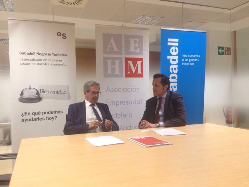 El presidente de la AEHM, Antonio Gil, y el Director Regional del Banco Sanbadell, Alberto Maté