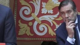 El consejero de Justicia escuchando el discurso de Ignacio Aguado
