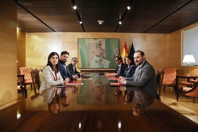 Adriana Lastra y Gabriel Rufián presiden la reunión de las delegaciones de PSOE y ERC para la investidura de Perdro Sánchez. Europa Press