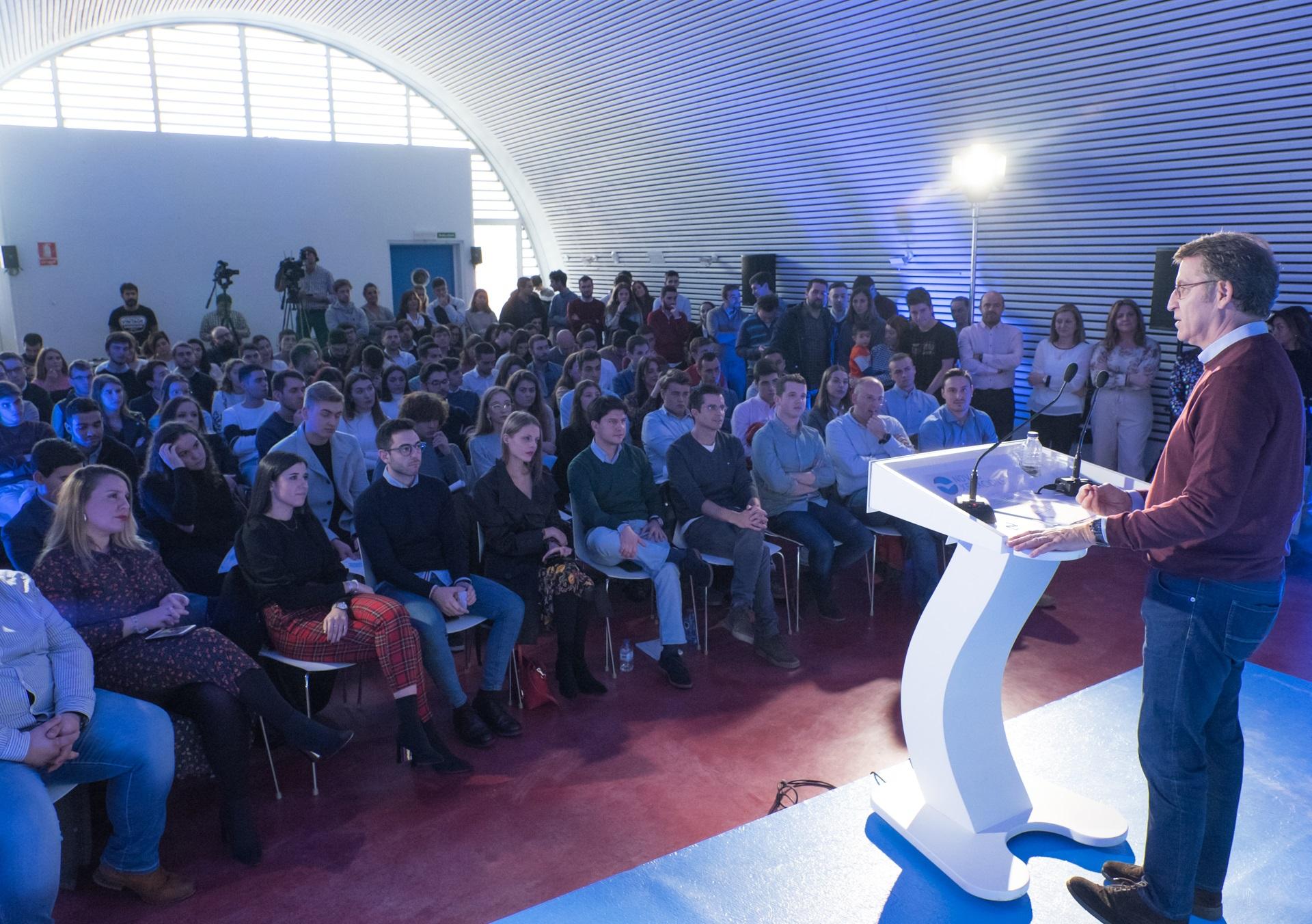 El presidente del PP de Galicia Alberto Núñez Feijóo interviene en un acto de Novas Xeracións  (1)