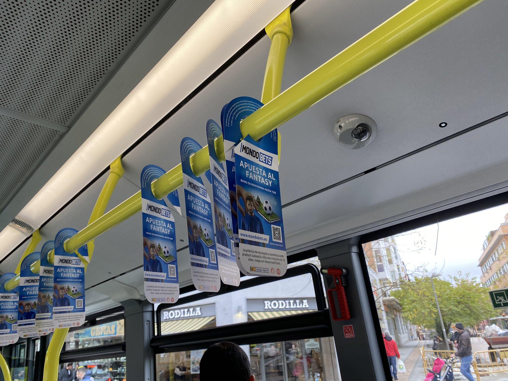 Carteles de casas de apuestas en los autobuses de la capital. Fuente: Twitter.