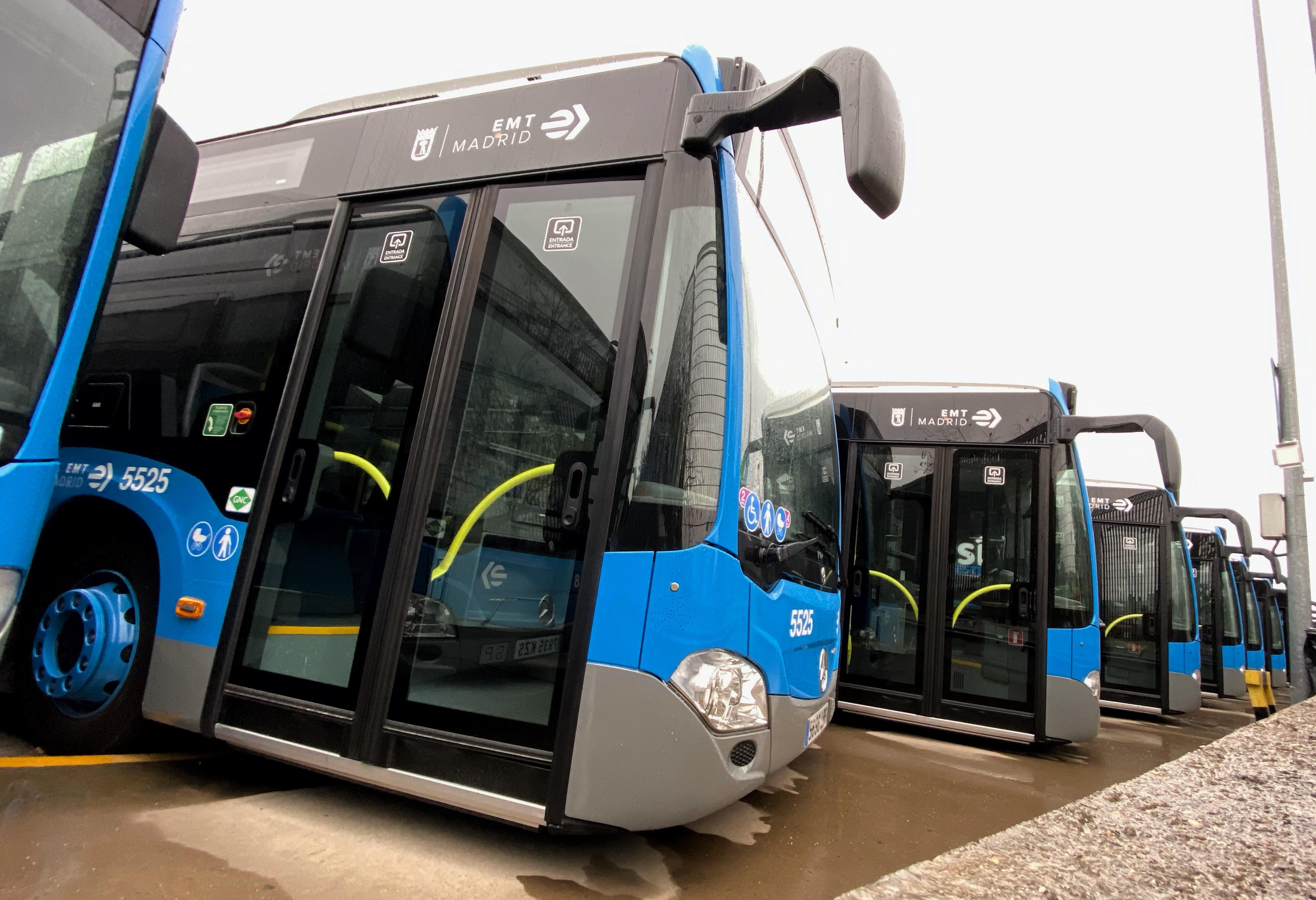 Autobuses de la EMT aparcados en una de las cocheras de Transporte Municipal de Madrid 