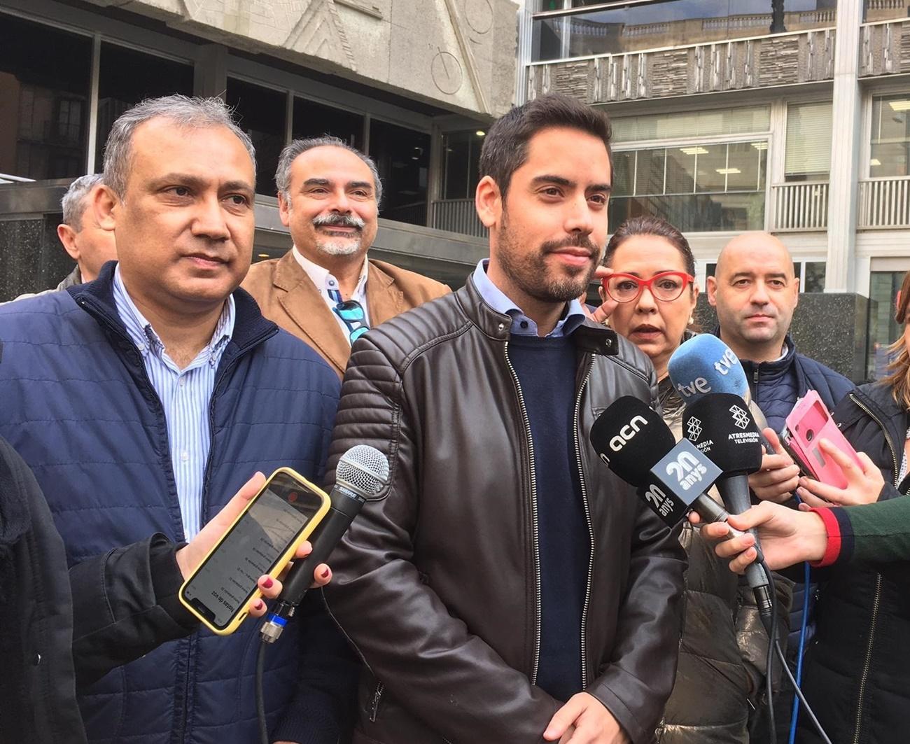 David Mejía atiende a los medios antes de participar en las actividades con motivo del Día Mundial del SIDA.