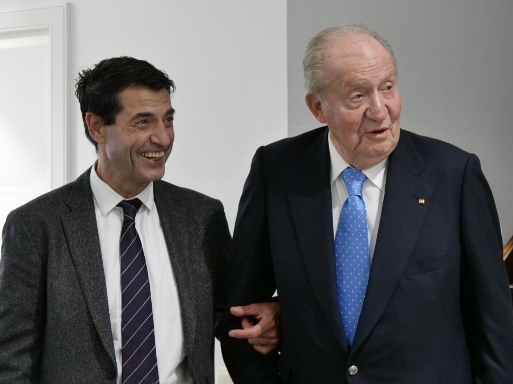 El doctor Manuel Sánchez y el rey emérito Juan Carlos I durante una visita médica rutinaria del monarca a su médico personal en la Clínica DeSánchez en Barcelona el 29 de noviembre de 2019