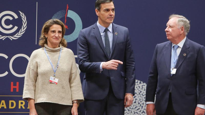 El presidente del Gobierno en funciones, Pedro Sánchez, acompañado de la ministra de Transición Ecológica en funciones, Teresa Ribera, visita las instalaciones que acogerán la próxima Cumbre del Clima COP25, en Madrid