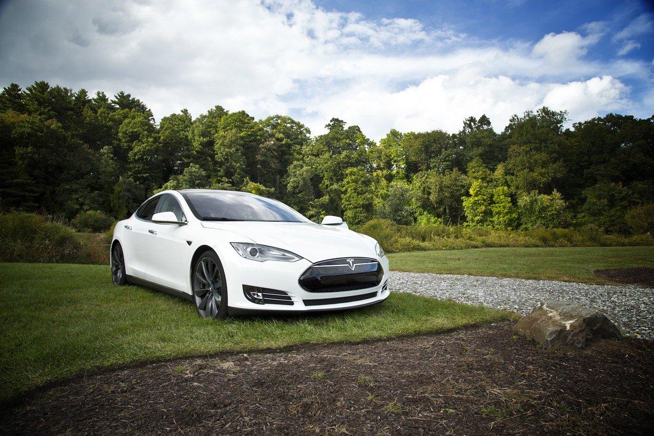 Un vehículo de Tesla en medio de una campiña. Pixabay.