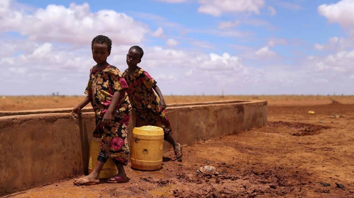 Dos niños en punto de recogida de agua en Kenia (Mark Njoroge/Save the Children)