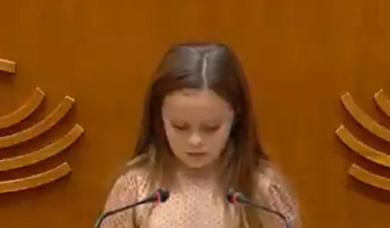 Elsa, niña transexual de 8 años de edad, en la Asamblea de Extremadura
